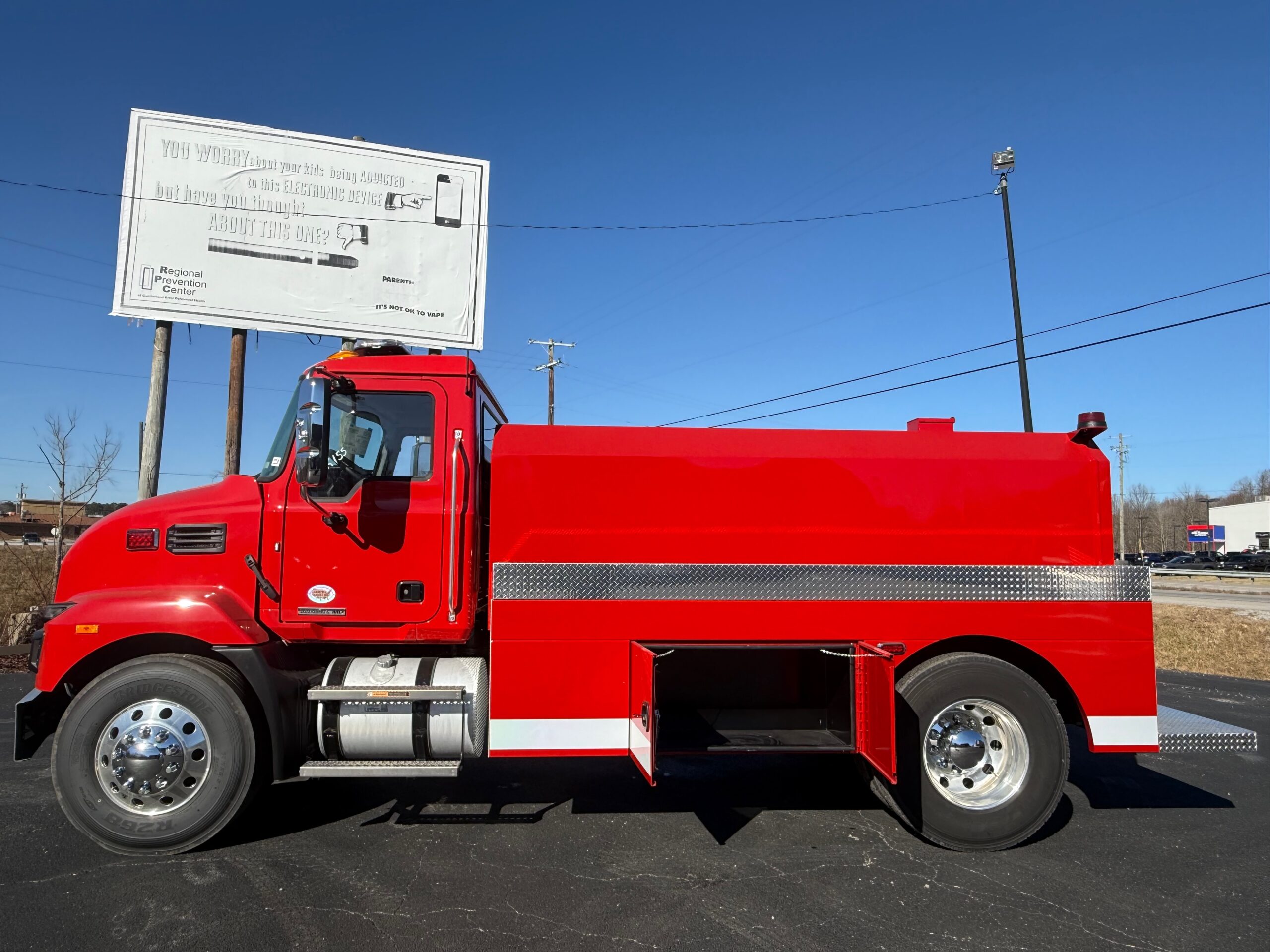 2025 MACK MD7 Wet-Side Tanker - Image 2